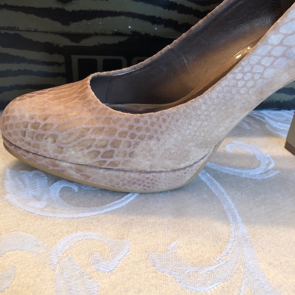 Beautiful Moda Spana snake print heels. - Picture 8 of 11